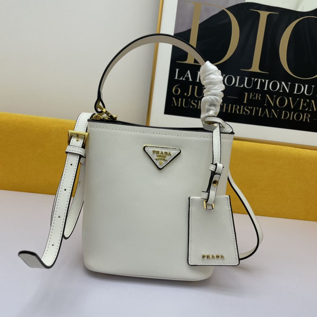 Pra*a shopping bags